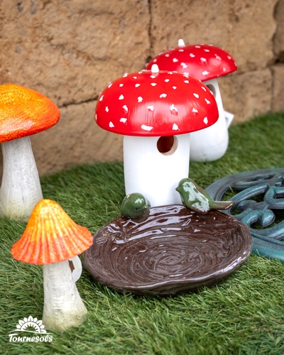 Nichoirs en céramique en forme de champignons rouges à pois blancs, avec bain d'oiseaux brun orné de deux oisillons